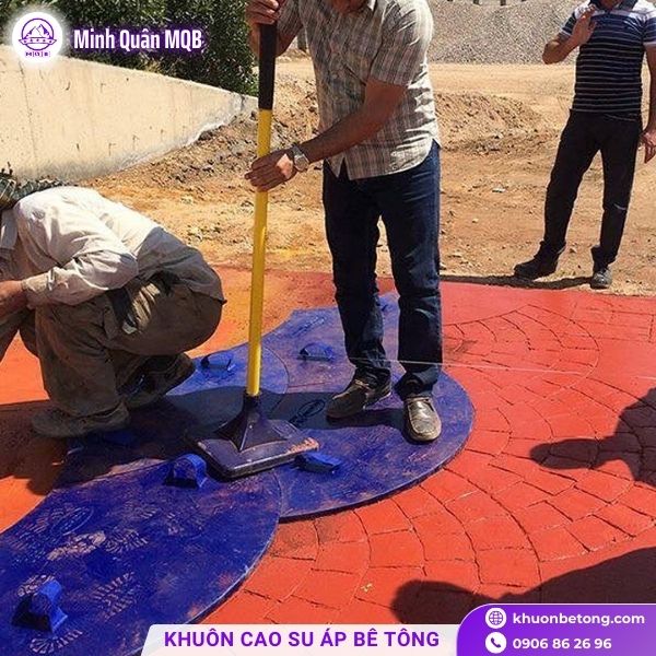 Cao su áp bê tông trang trí sân vườn