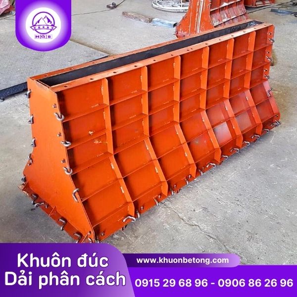 Ván khuôn dải phân cách