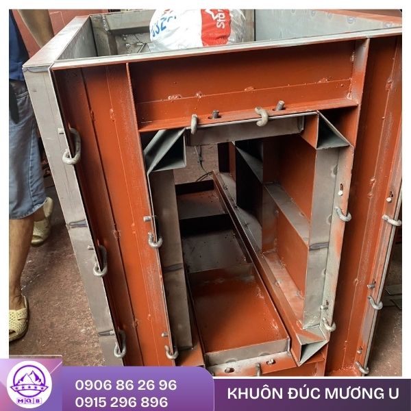 Cách dùng khuôn thép đúc rãnh thoát nước