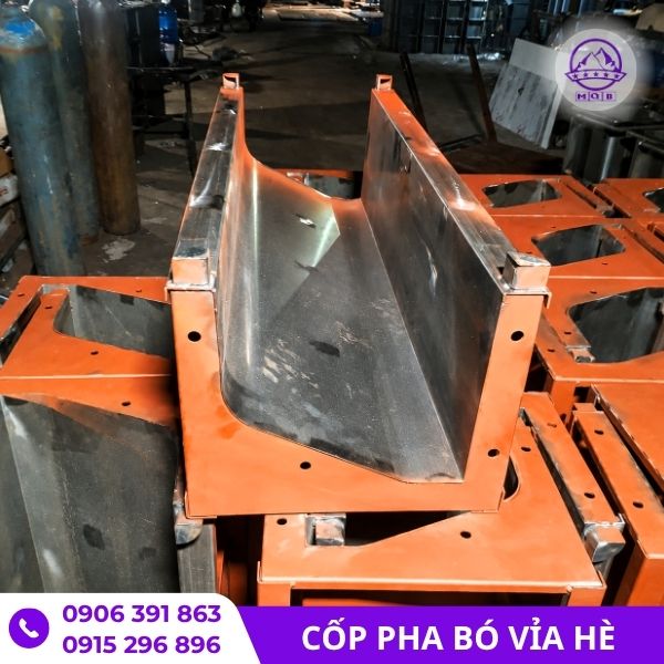 Giá khuôn thép đúc bó vỉa